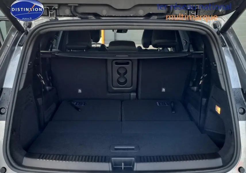 Coffre ouvert du Renault Espace VI gris schiste, montrant la banquette arrière rabattue et l'espace de chargement plat.