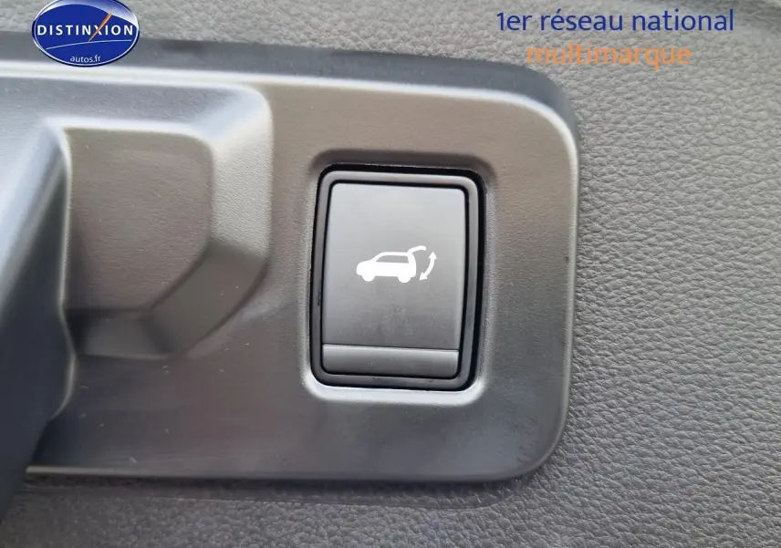 Bouton d'ouverture électrique du coffre sur panneau intérieur d'un Renault Espace VI gris schiste hybride 2025.