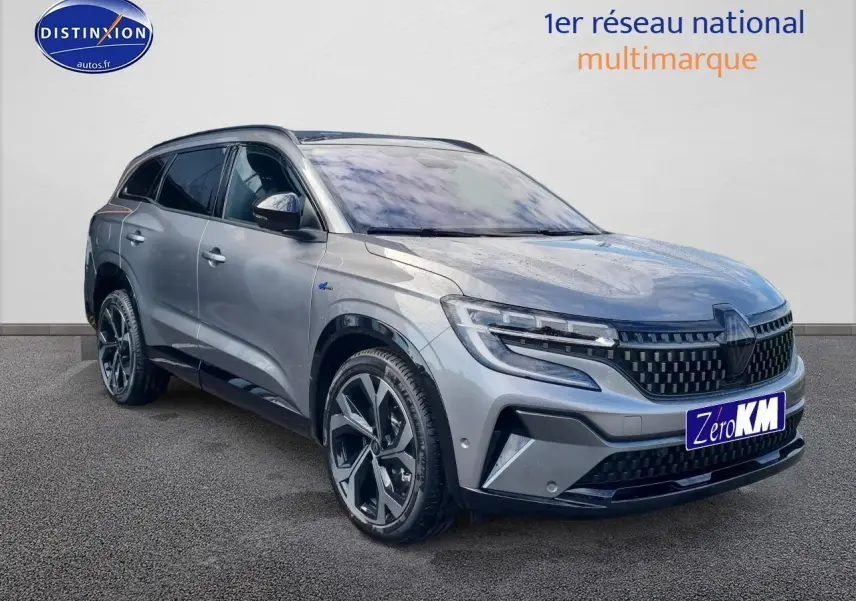 Renault Espace VI gris schiste en 3/4 avant droit, avec calandre à damiers et jantes alliage 20 pouces diamantées noir.