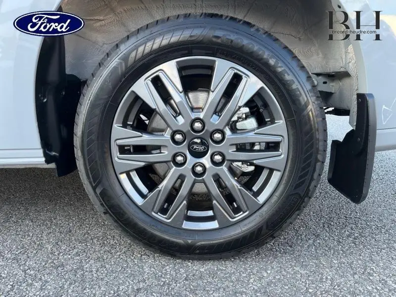 Gros plan sur la jante alu gris carbone 17 pouces du Ford Transit Custom Fourgon gris Matter Spéciale.