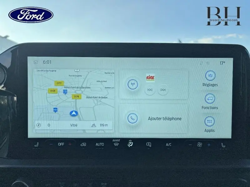 Écran tactile de navigation et multimédia du Ford Transit Custom gris Matter, vue intérieure centrée sur l'affichage.