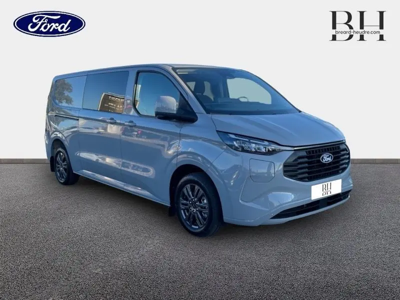 Ford Transit Custom Fourgon gris Matter, vue 3/4 avant droit avec jantes alu gris carbone et porte coulissante