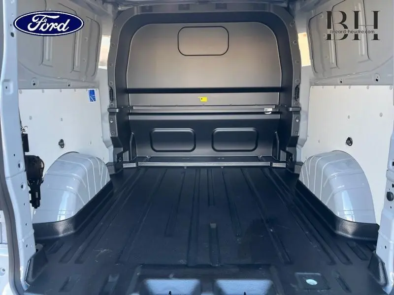 Vue intérieure de la zone de chargement du Ford Transit Custom Fourgon 2025, plancher noir et parois blanches.