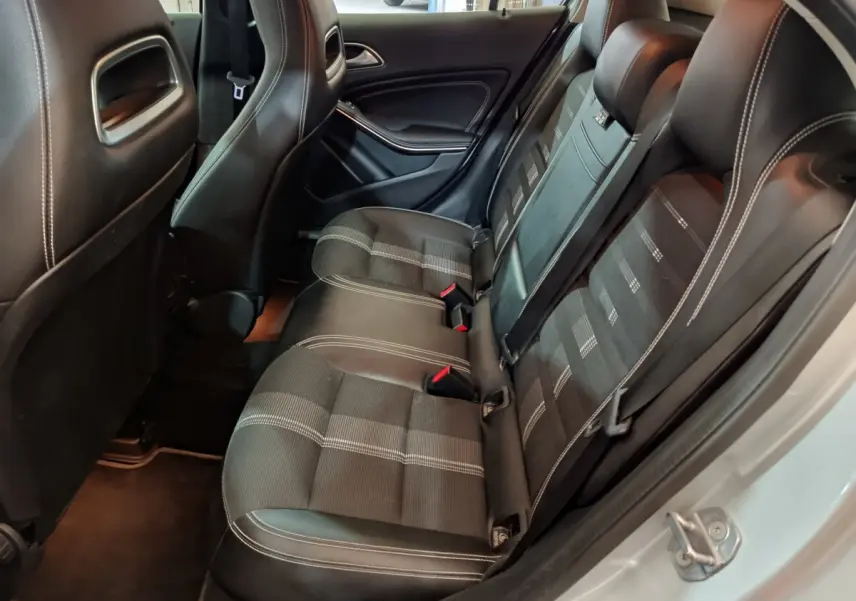 Vue côté droit de la banquette arrière en tissu et cuir noir du Mercedes GLA 200 d gris clair, avec ceintures et appuie-têtes.