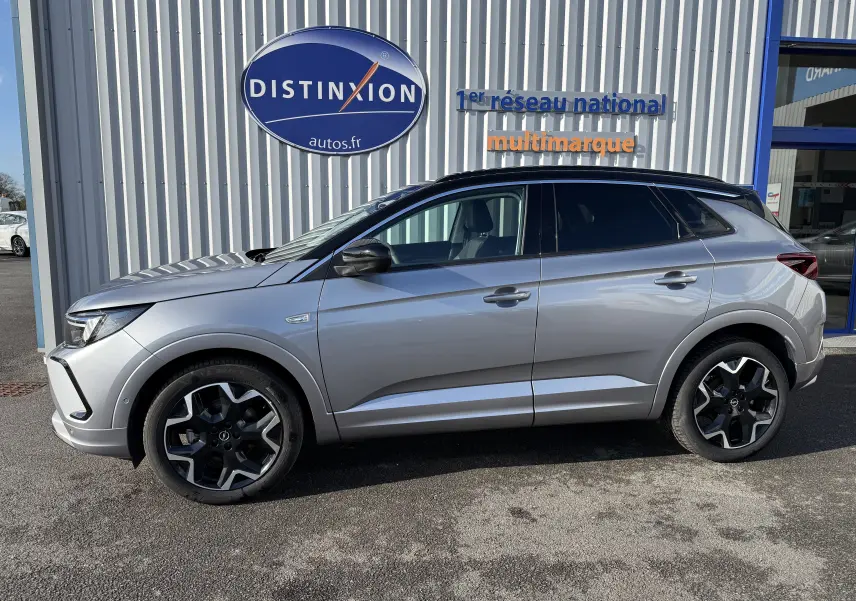 Opel Grandland gris Artense avec toit noir Perla Nera, vue de profil côté gauche, roues alliage noires.