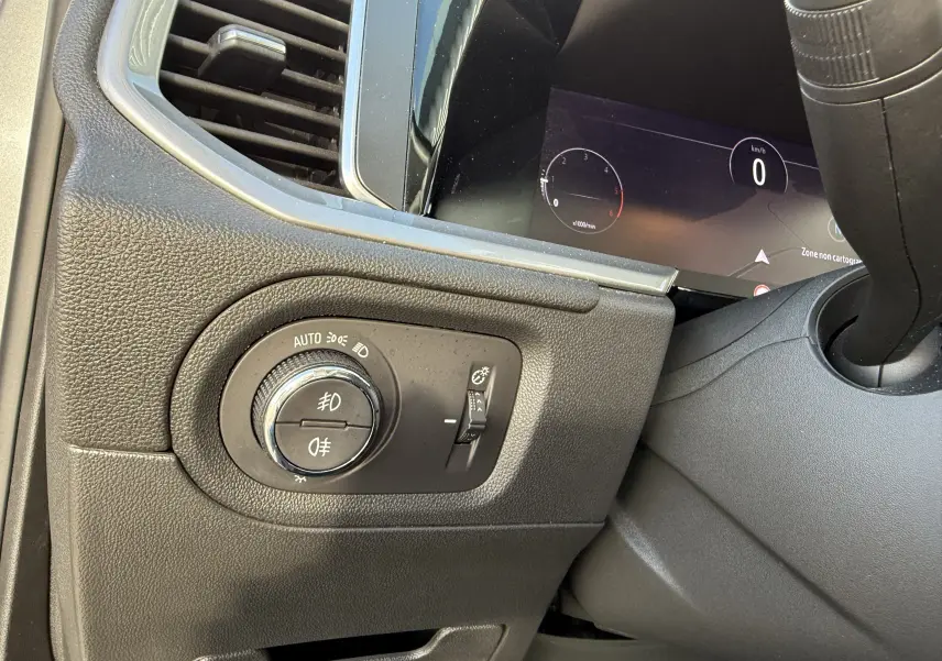 Gros plan sur le tableau de bord côté gauche de l’Opel Grandland 2024, avec commandes d’éclairage et affichage numérique.