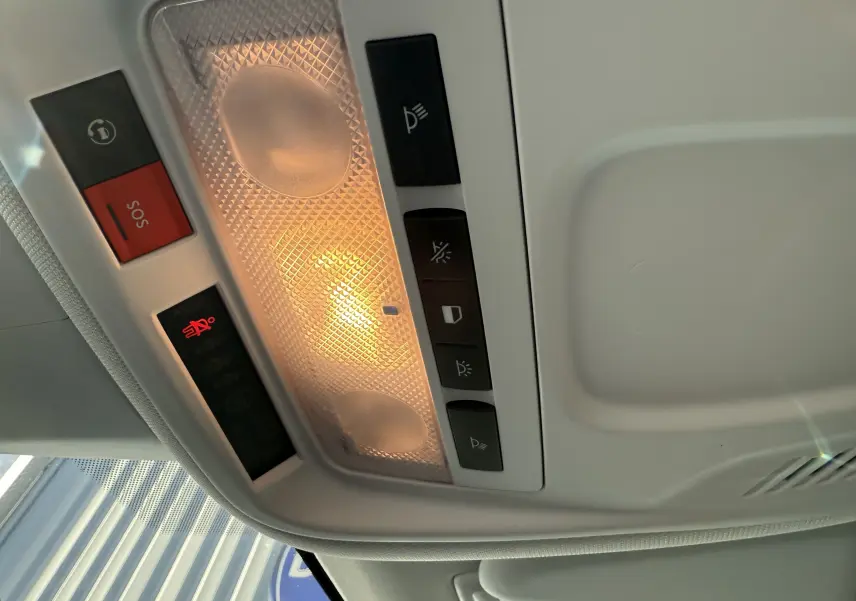 Plafonnier intérieur allumé avec boutons SOS et commandes d'éclairage dans un Opel Grandland 2024 gris Artense toit noir.