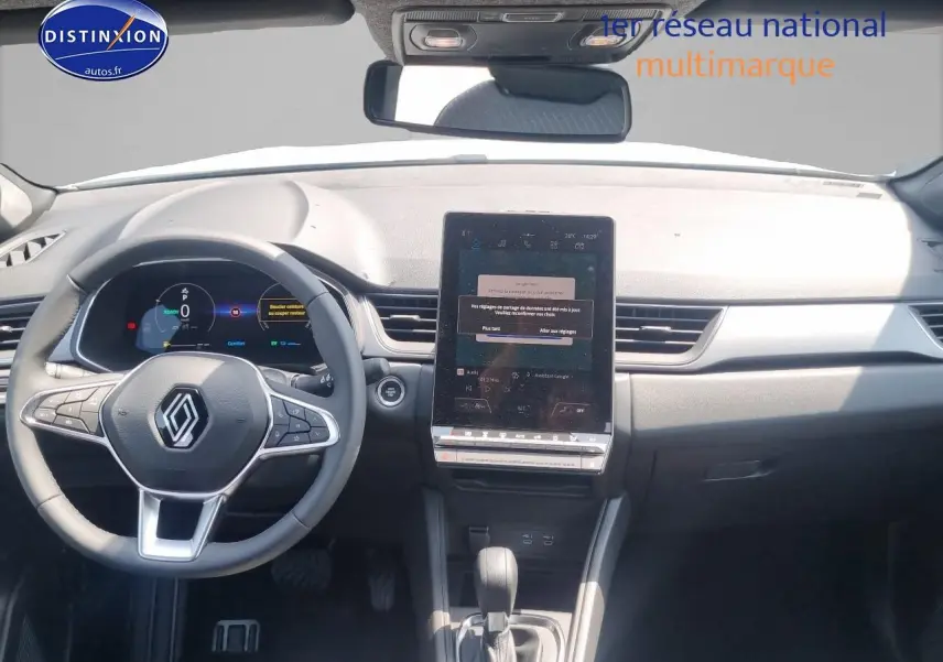 Tableau de bord et volant du Renault Captur 1.6 e-tech hybride 2025 avec écran tactile vertical et commandes au volant.
