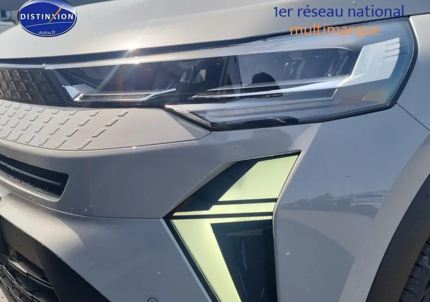 Gros plan sur le phare avant droit du Renault Captur gris rafale 2025 avec éclairage LED distinctif en forme de T.