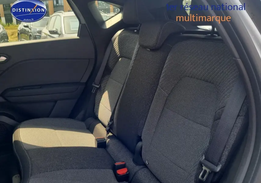 Banquette arrière en tissu gris du Renault Captur 1.6 e-tech hybride 145 vue côté droit intérieur arrière.