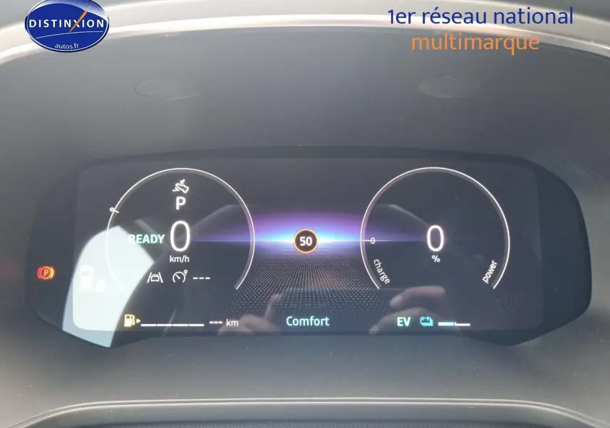 Tableau de bord numérique du Renault Captur hybride 2025 affichant la vitesse et mode confort en vue frontale.