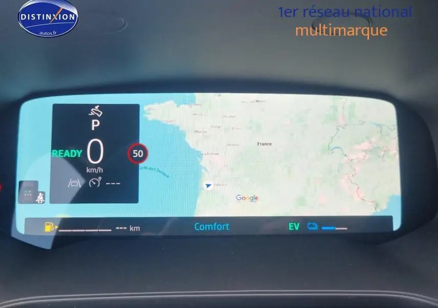 Écran multifonction affichant la navigation GPS et les informations de conduite du Renault Captur gris rafale 2025.