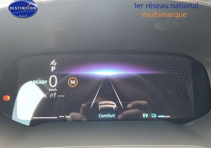 Tableau de bord numérique du Renault Captur 1.6 e-tech hybride 2025 affichant la vitesse à 0 km/h et mode Confort.