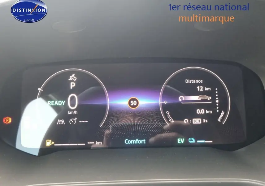 Tableau de bord numérique du Renault Captur hybride 2025 affichant vitesse zéro et mode confort.