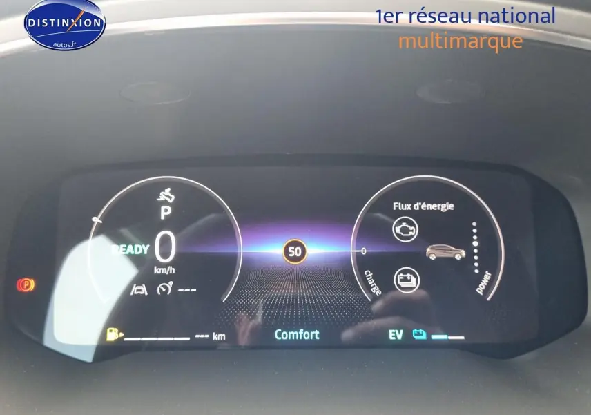 Tableau de bord numérique du Renault Captur gris rafale 2025 affichant vitesse, mode confort et flux d'énergie hybride.