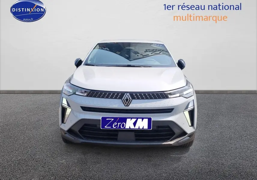 Vue frontale du Renault Captur gris rafale 2025 avec signature lumineuse LED et calandre noire distinctive.