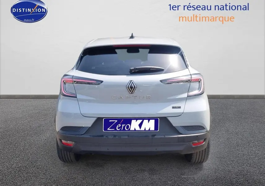 Vue arrière d'un Renault Captur gris rafale 2025 avec feux LED et logo central bien visibles.
