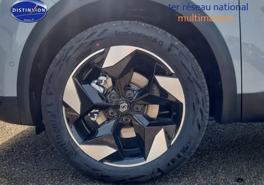 Gros plan sur la jante alu noire et argentée du côté avant droit du Renault Captur gris rafale hybride 2025.