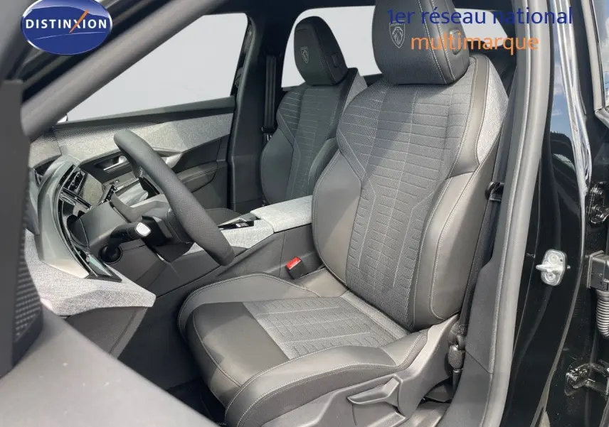 Vue intérieure côté conducteur du Peugeot 5008 Hybrid 136ch GT 2025, sièges en cuir noir et tissu gris.