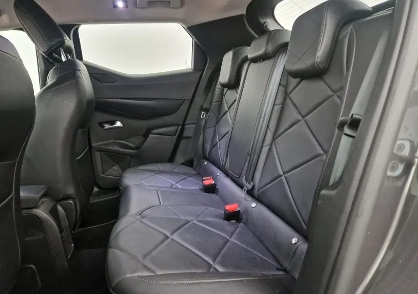 Vue intérieure côté droit des sièges arrière en cuir noir matelassé du DS3 Crossback 2022 gris platinium.