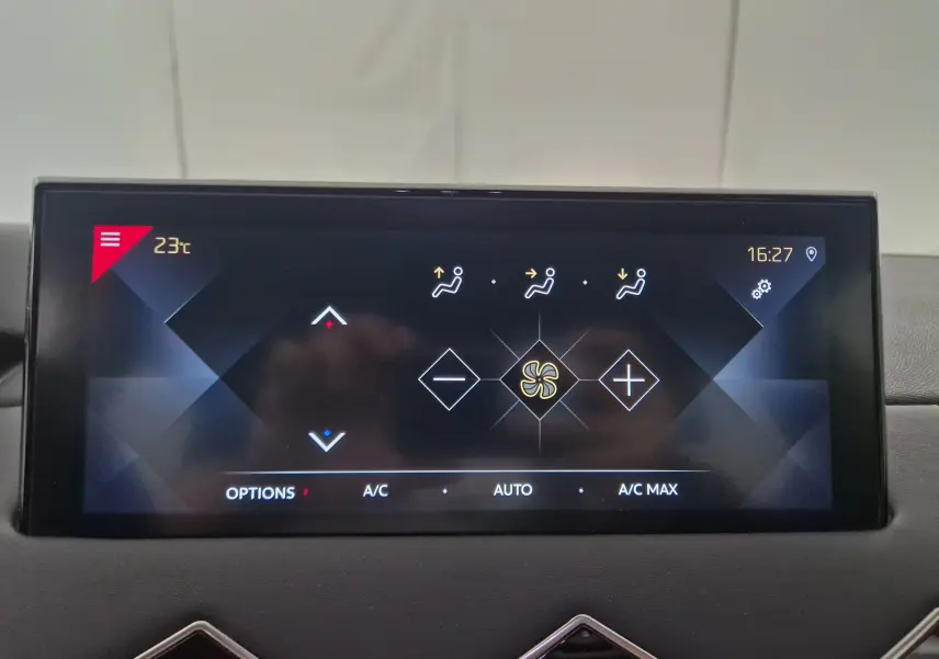 Écran tactile du système de climatisation du DS3 Crossback gris platinium, affichant les réglages de ventilation et température.