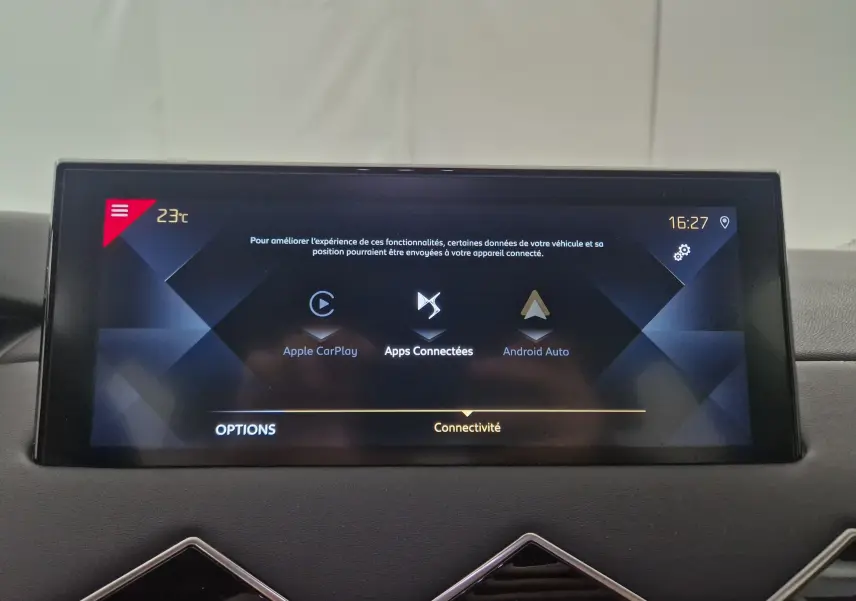 Écran tactile central du DS3 Crossback gris platinium affichant les options Apple CarPlay et Android Auto.
