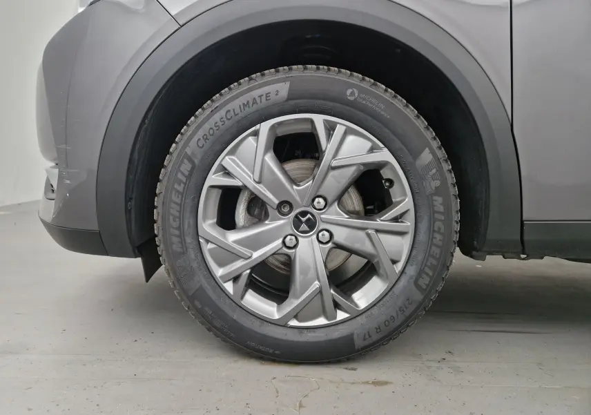 Gros plan sur la roue avant gauche gris platinium du DS3 Crossback avec jante alliage 17 pouces et pneu Michelin.