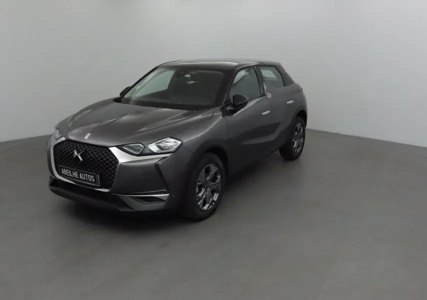 DS3 Crossback gris platinium vue 3/4 avant droit, mettant en valeur sa calandre distinctive et ses jantes alliage.