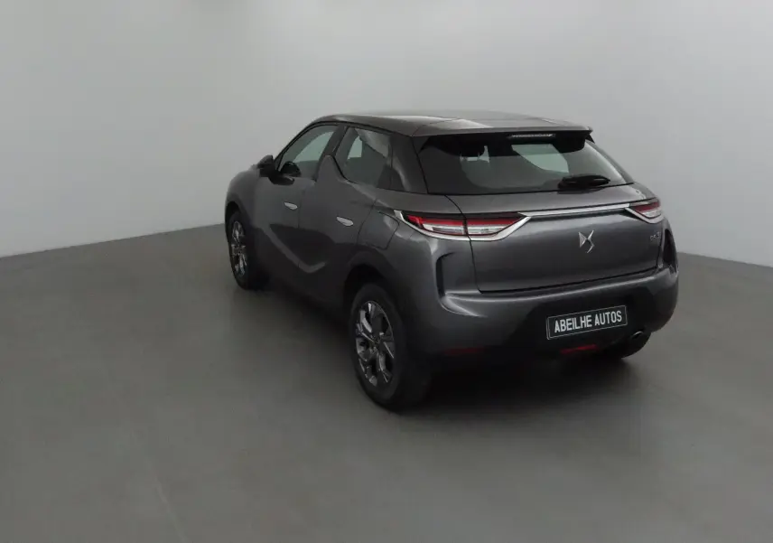 Vue 3/4 arrière droite d'un DS3 Crossback gris platinium avec feux LED et jantes alliage 17 pouces.