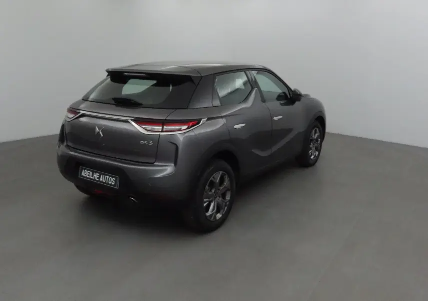 DS3 Crossback gris platinium vu de 3/4 arrière droit, mettant en valeur ses lignes modernes et ses feux effilés.