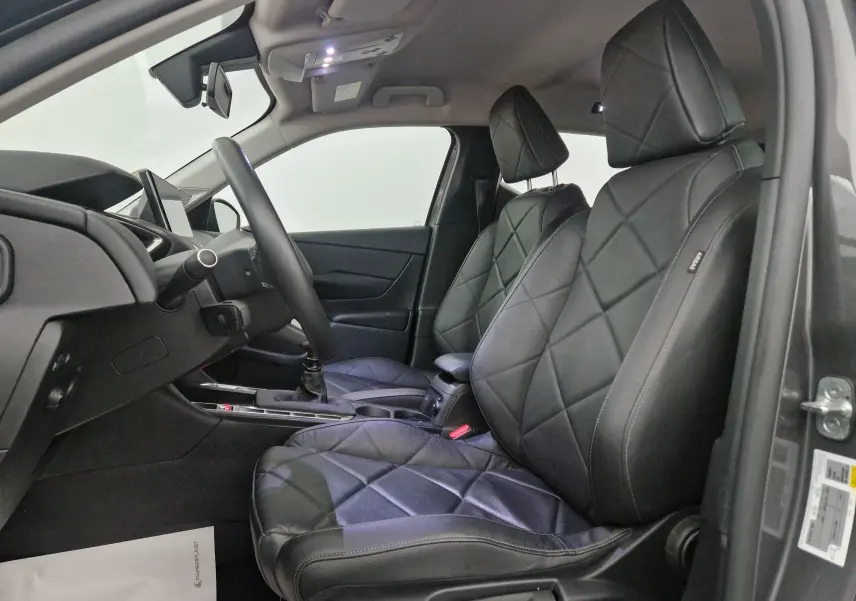 Intérieur du DS3 Crossback 2022 montrant les sièges en cuir noir et le tableau de bord côté gauche.
