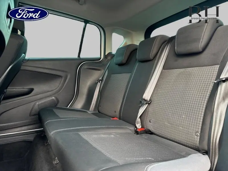 Vue intérieure du siège arrière gris foncé de la Ford B-MAX 1.4 90ch Edition avec ceintures et appuie-têtes visibles