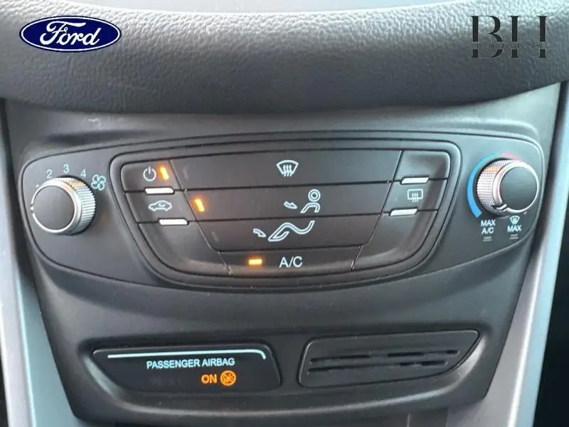 Panneau de commande de climatisation avec réglages activés sur Ford B-MAX blanc glacier, vue rapprochée intérieure.