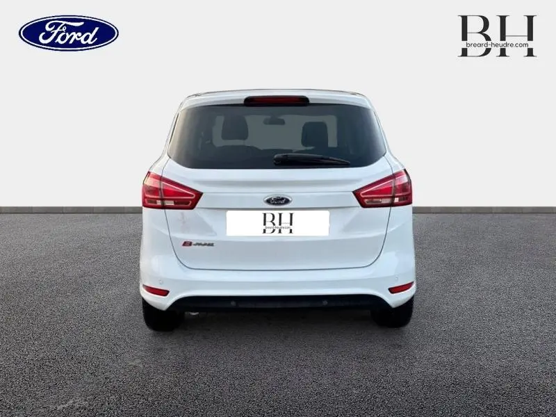 Vue arrière d'une Ford B-MAX blanc glacier de 2017 avec feux arrière LED et lunette arrière dégivrante.