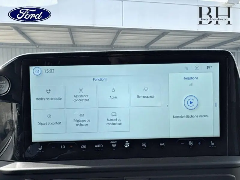 Écran tactile central du Ford Transit Custom hybride rechargeable 2025, affichant les fonctions de conduite et téléphone.