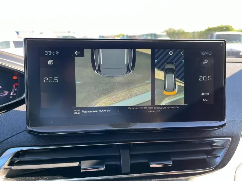 Écran tactile du tableau de bord du Peugeot 5008 affichant la caméra de recul et la vue 360° en intérieur noir.