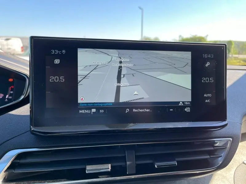 Écran tactile central du Peugeot 5008 2024 affichant la navigation GPS et la climatisation à 20,5°C.