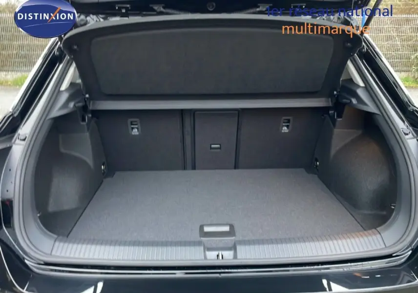 Coffre ouvert vu de l'arrière du Volkswagen T-Roc noir Grenadilla Metal, montrant un espace de chargement propre et spacieux.