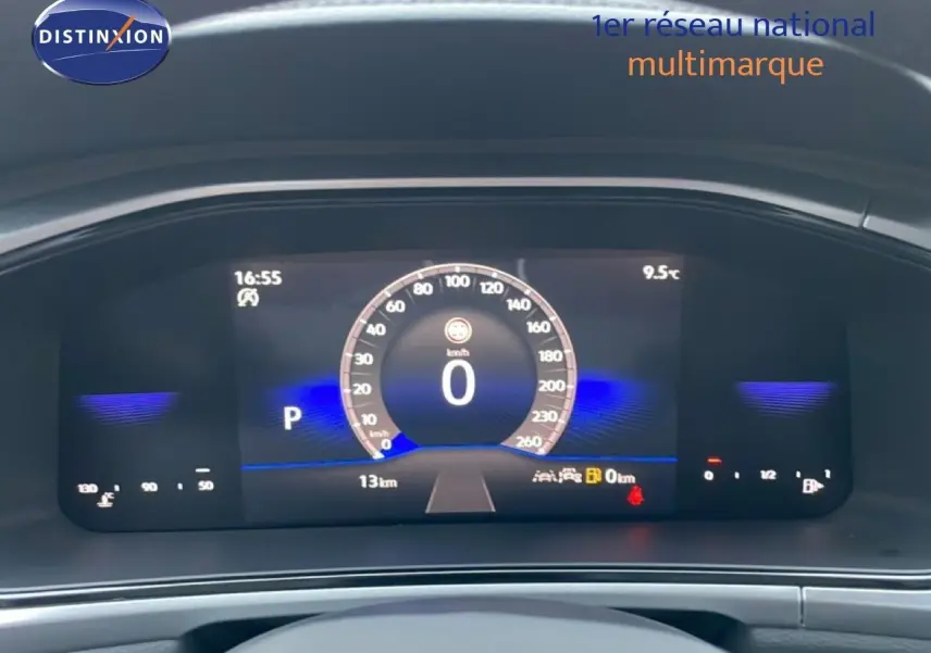 Tableau de bord numérique du Volkswagen T-Roc 1.5 TSI noir, affichant vitesse à 0 km/h et température extérieure 9,5°C.