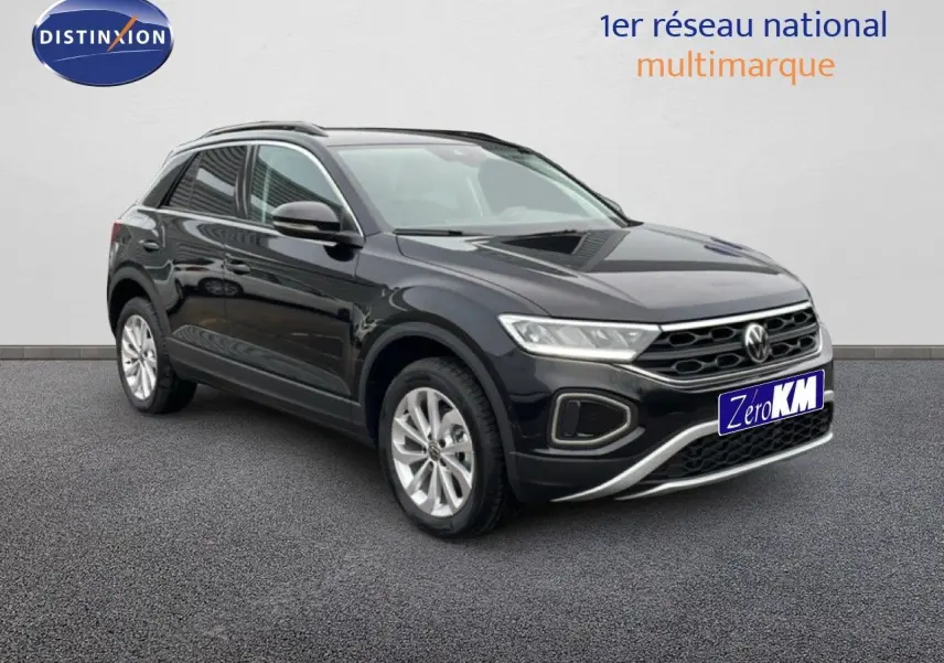 Volkswagen T-Roc noir grenadilla métal en 3/4 avant droit, mettant en valeur ses jantes argentées et sa calandre distinctive.