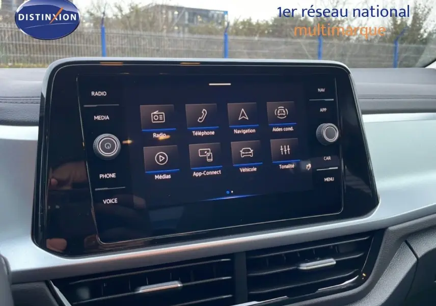 Écran tactile central du Volkswagen T-Roc noir Grenadilla, vue de face sur la console multimédia avec menus affichés.
