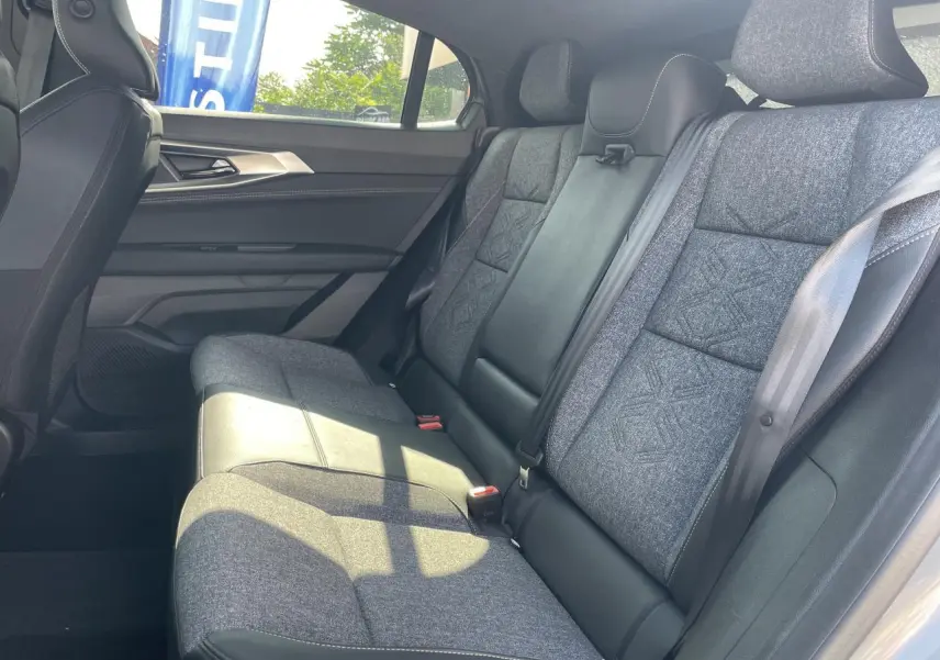 Vue côté droit de la banquette arrière gris clair avec motifs embossés et accoudoir central du Renault Rafale 2025.