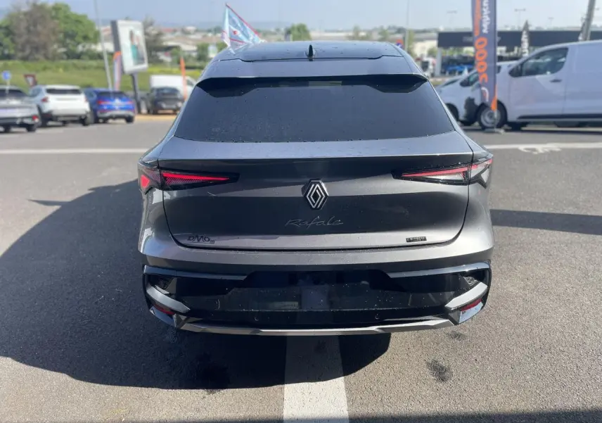 Vue arrière d'une Renault Rafale gris avec toit noir, feux LED fins et logo Renault centré sur le hayon.