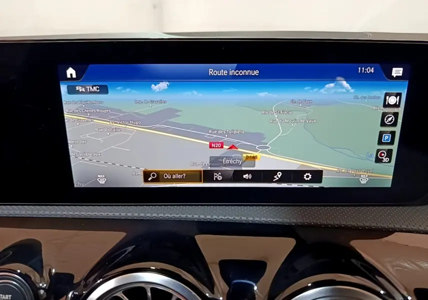 Écran tactile de navigation 3D de la Mercedes Classe A 200 d Progressive Line 2022, vue intérieure tableau de bord.
