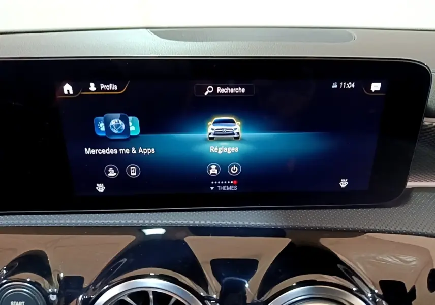 Vue rapprochée de l’écran tactile central du tableau de bord de la Mercedes Classe A noire, affichant le menu Réglages.