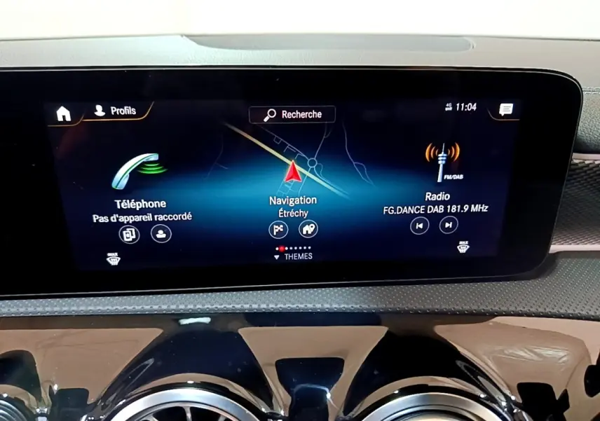 Écran tactile central de la Mercedes Classe A 200 d Progressive Line 2022 affichant navigation, téléphone et radio.