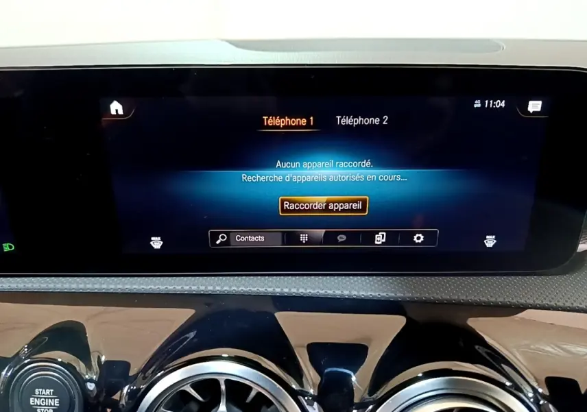 Écran tactile central affichant la connexion Bluetooth dans l’habitacle noir de la Mercedes Classe A Berline A 200 d.