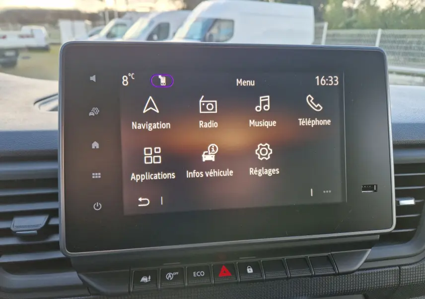 Écran tactile central du Renault Trafic Fourgon 2025 affichant le menu principal avec navigation et radio.