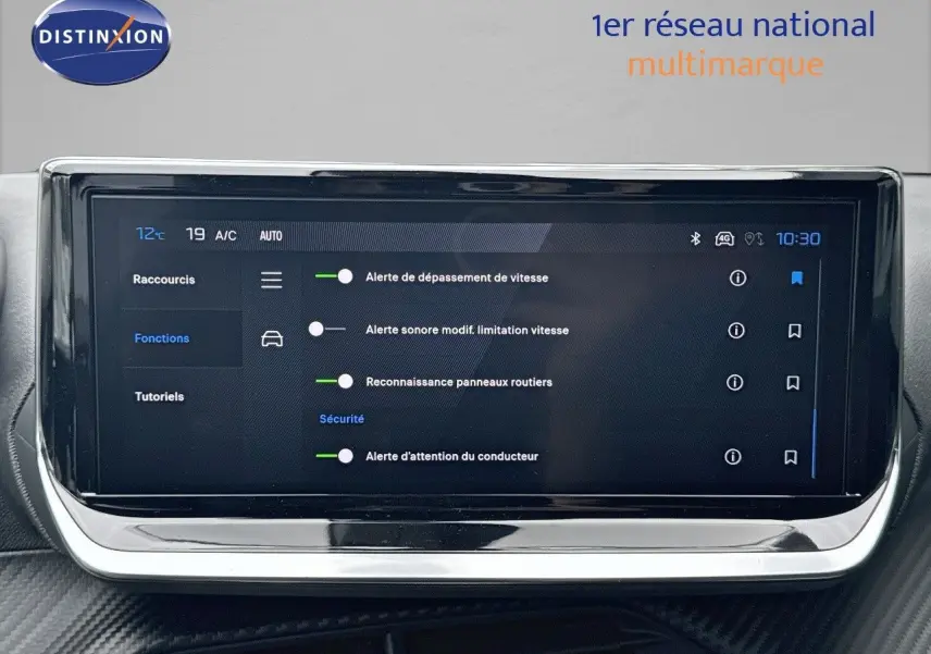 Écran tactile central du Peugeot 2008 Hybrid 136ch Allure 2025 noir métal affichant les alertes de sécurité et reconnaissance des panneaux.