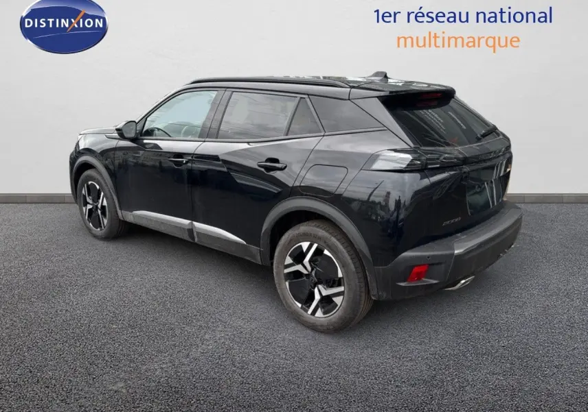Peugeot 2008 Hybrid noir métal vue 3/4 arrière droit, soulignant ses jantes bi-ton et lignes modernes.